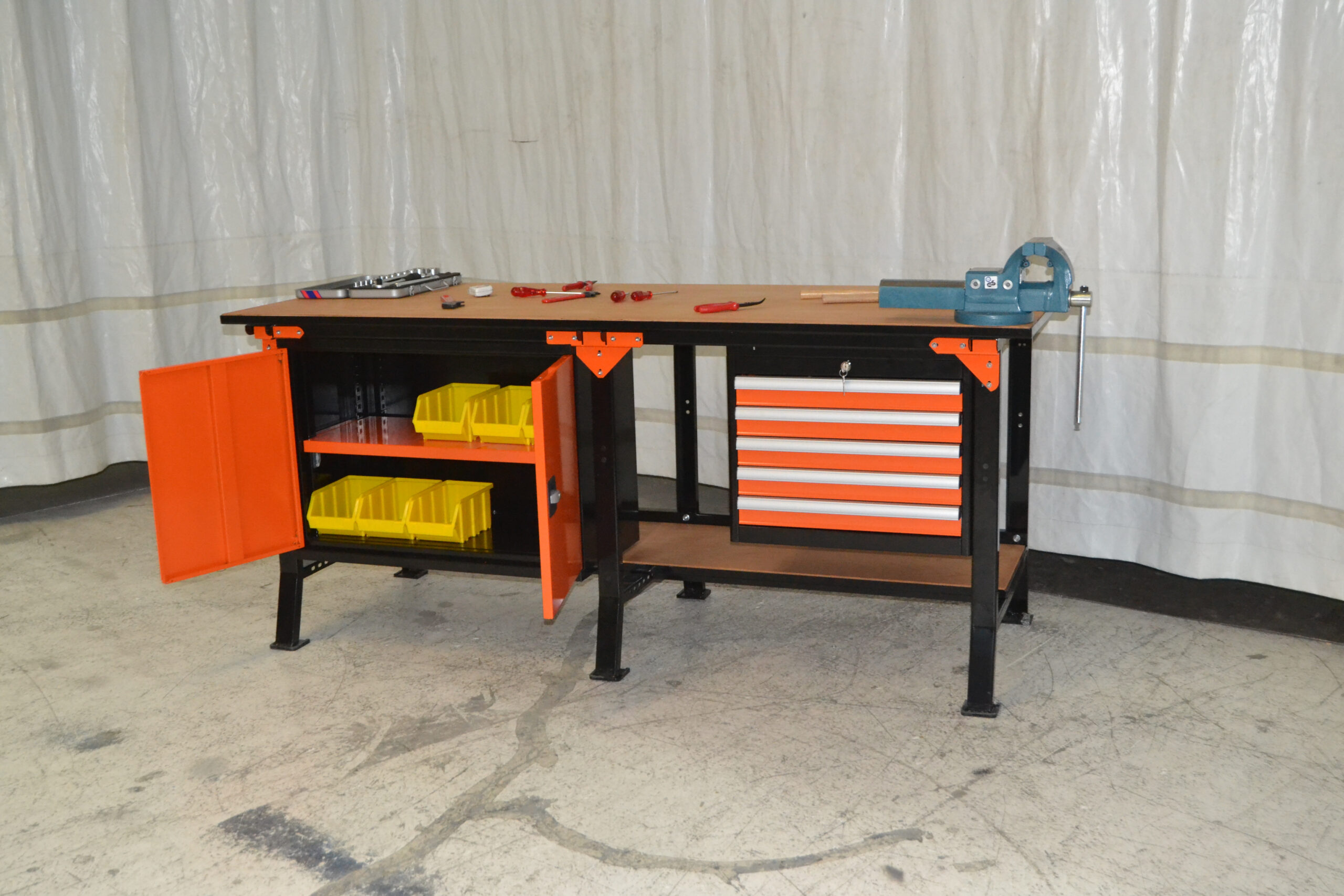 Endüstriyel Çalışma Masaları: Üretim Verimliliğini Artıran Profesyonel Çözümler