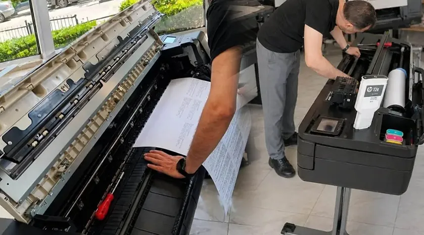 Plotter Baskı Kafası (Printhead) Neden Tıkanır? Büyük Format Yazıcılarda Donanım Ömrünü Uzatmanın Altın Kuralları
